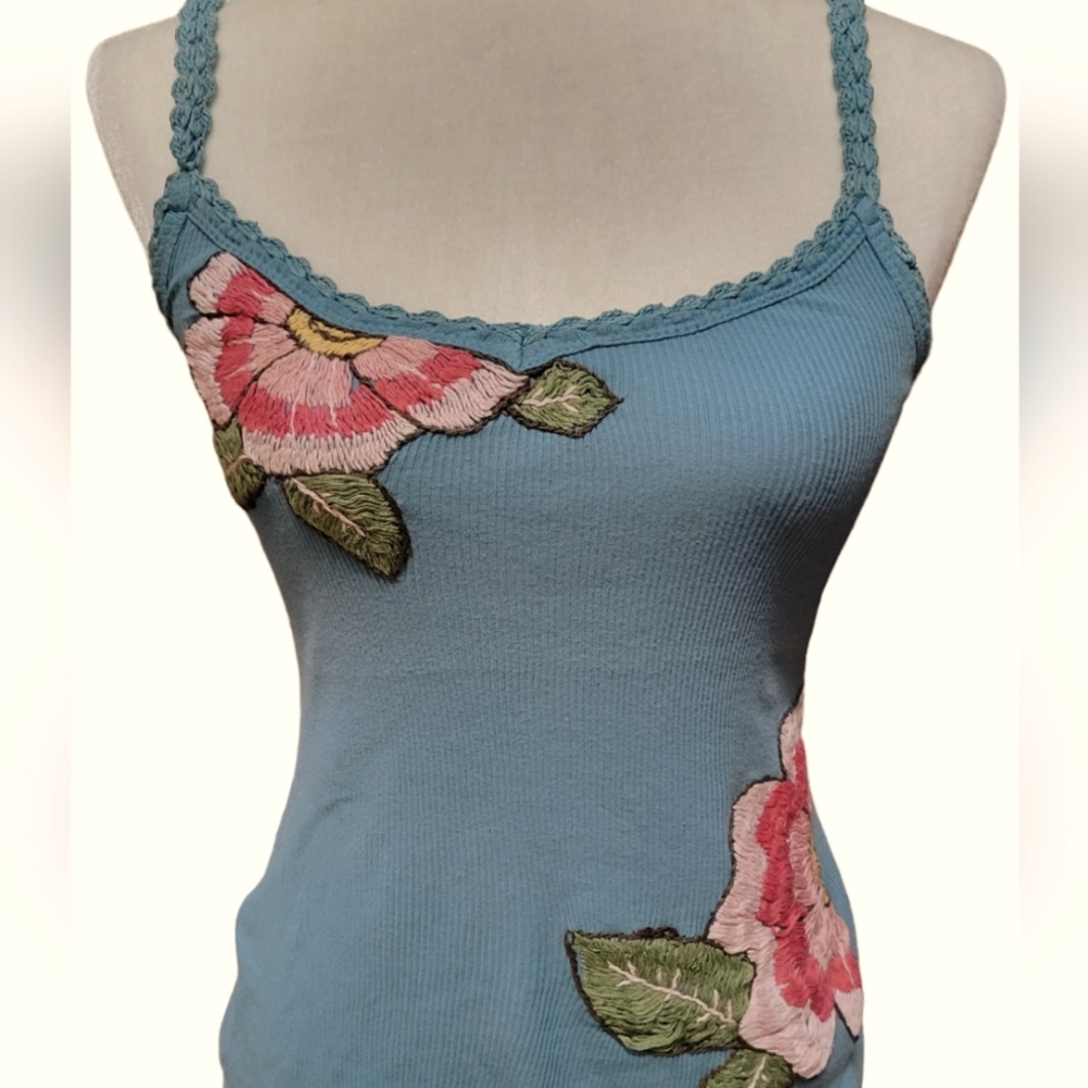 POUT EMBROIDERED TANK